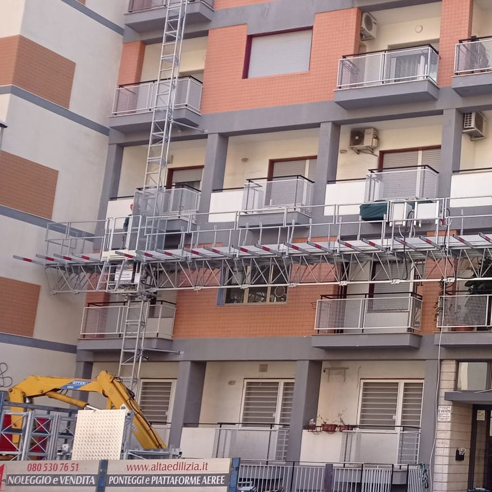 Platformă autoridicatoare pentru lucrări de fațadă și construcții